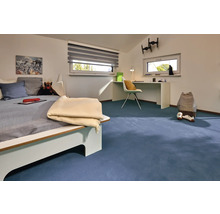 Modernes Jugendzimmer mit Bett, Schreibtisch und blauem Teppichboden