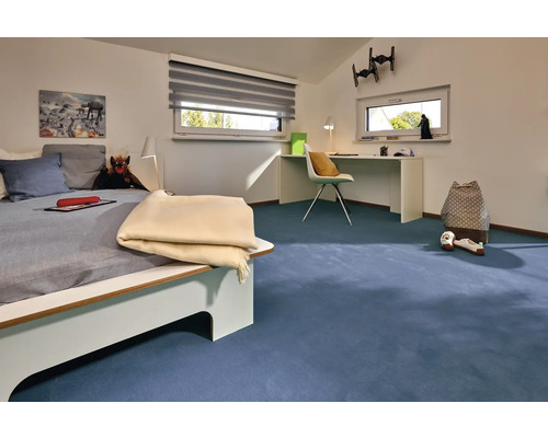 Modernes Jugendzimmer mit Bett, Schreibtisch und blauem Teppichboden