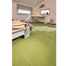 Ein Schlafzimmer mit Teppichboden, Bett und Schreibtisch.