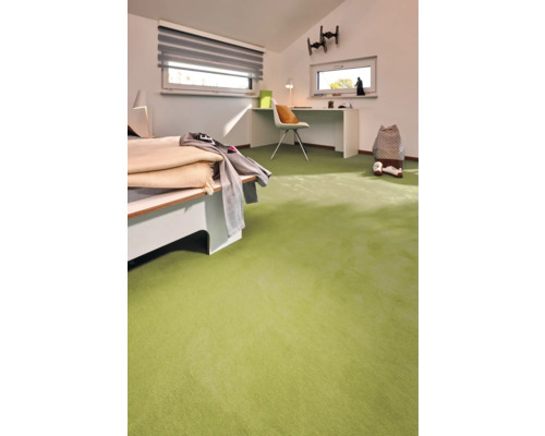 Ein Schlafzimmer mit Teppichboden, Bett und Schreibtisch.