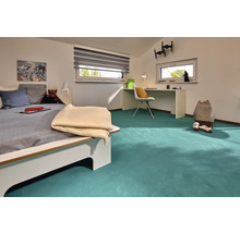 Helles Jugendzimmer mit Bett, Schreibtisch und türkisfarbenem Teppichboden.