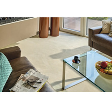 Wohnzimmer mit Möbeln und gegossenem Boden.