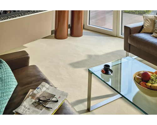 Wohnzimmer mit Möbeln und gegossenem Boden.