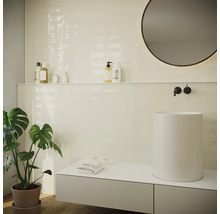 Modernes Badezimmer mit runden Spiegel, Aufsatzwaschbecken und Wandfliesen