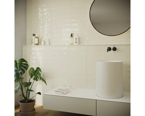 Modernes Badezimmer mit runden Spiegel, Aufsatzwaschbecken und Wandfliesen