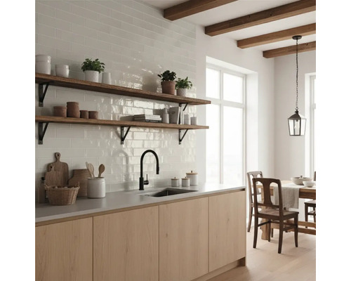 Helle Küche mit Holzakzenten, Fliesenwand und Regalen