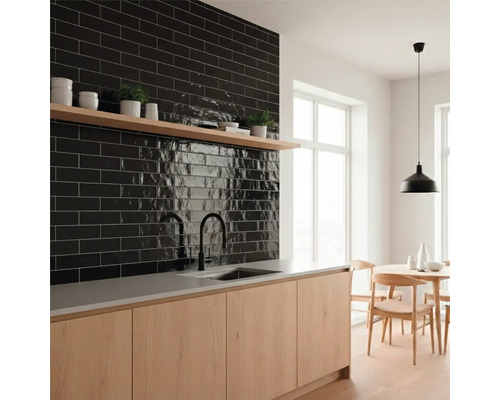 Moderne Küche mit schwarzen Wandfliesen in Ziegeloptik, Holzelementen und minimalistischer Dekoration.