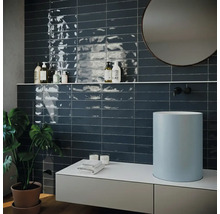 Modernes Badezimmer mit blauen Fliesen, Aufsatzwaschbecken und runden Spiegel