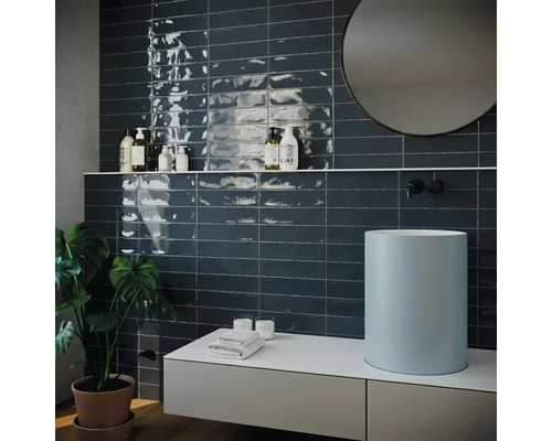 Modernes Badezimmer mit blauen Fliesen, Aufsatzwaschbecken und runden Spiegel