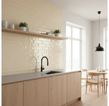 Küchenszene mit hellen Fliesen, Spüle und Holzelementen für eine helle, moderne Atmosphäre