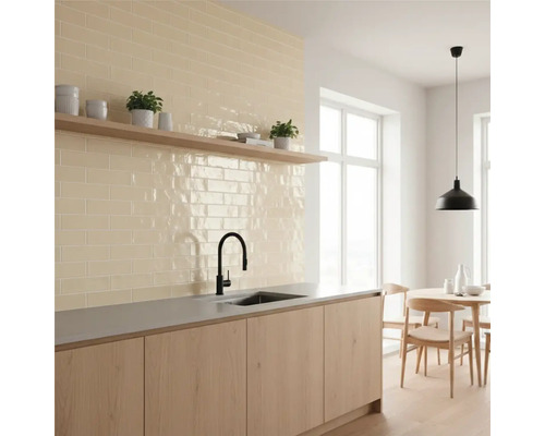 Küchenszene mit hellen Fliesen, Spüle und Holzelementen für eine helle, moderne Atmosphäre