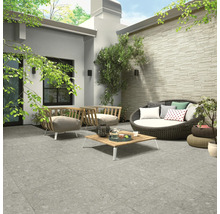 Terrasse mit Bodenfliesen, Sitzmöbeln und dekorativen Elementen