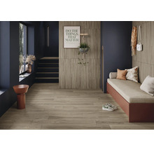 Einrichtungsbeispiel eines Flurs mit Holzboden, Sitzbank und Dekoration