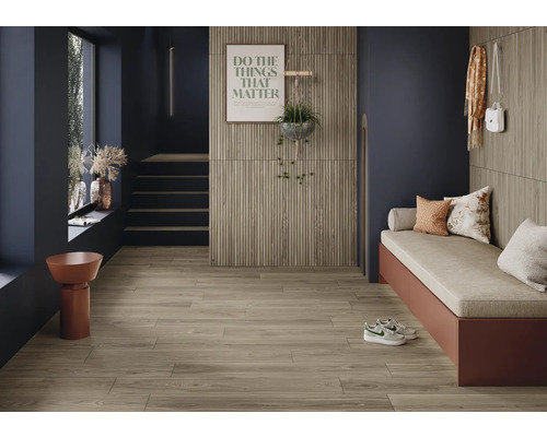 Einrichtungsbeispiel eines Flurs mit Holzboden, Sitzbank und Dekoration