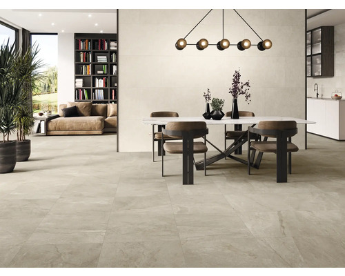 Heller Wohnraum mit Esstischgruppe und Fliesenboden.