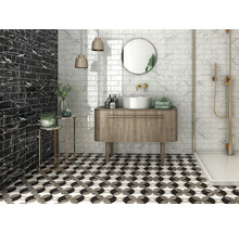 Modernes Badezimmer mit Waschbecken, Spiegel, Dusche und Fliesen mit geometrischem Muster