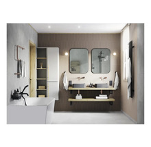 Helles Badezimmer mit Badewanne, Waschbecken, Spiegel und Regalen für Badezimmerzubehör