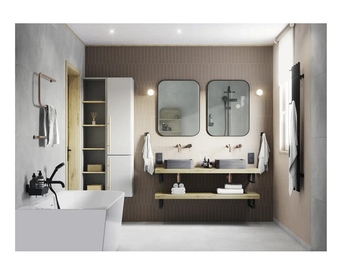 Helles Badezimmer mit Badewanne, Waschbecken, Spiegel und Regalen für Badezimmerzubehör