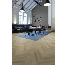 Hellbrauner Boden in Fischgrät-Optik in modernem Esszimmer mit Industrie-Leuchten, blauem Teppich und Holztisch.