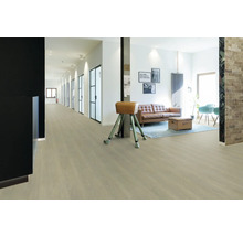 Heller Vinylboden in Holzoptik in einem modernen, großzügigen Raum mit Flur und Wohnbereich mit braunem Ledersofa.