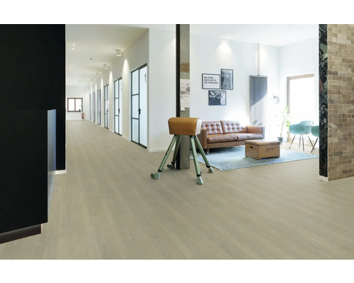 Heller Vinylboden in Holzoptik in einem modernen, großzügigen Raum mit Flur und Wohnbereich mit braunem Ledersofa.