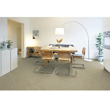 Helles Esszimmer mit Fischgrät-Bodenbelag, Holztisch, Rattanstühlen und einer großen Bogenlampe im modernen Stil.