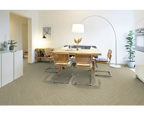 Helles Esszimmer mit Fischgrät-Bodenbelag, Holztisch, Rattanstühlen und einer großen Bogenlampe im modernen Stil.