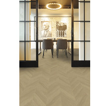 Hellbrauner Boden in Fischgrät-Optik in einem modern eingerichteten Zimmer mit Glastüren und Essbereich.