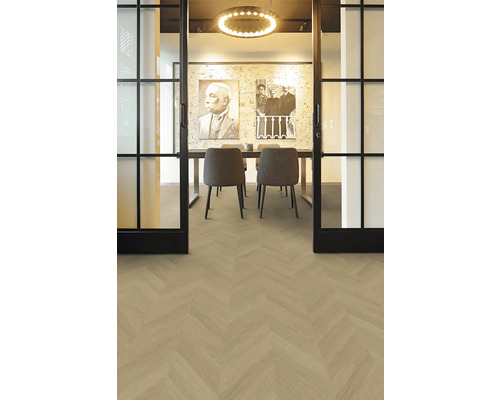 Hellbrauner Boden in Fischgrät-Optik in einem modern eingerichteten Zimmer mit Glastüren und Essbereich.