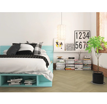 Modernes Schlafzimmer mit hellblauem Bettgestell, Fischgrätparkett, Zimmerpflanze und Wanddekoration.