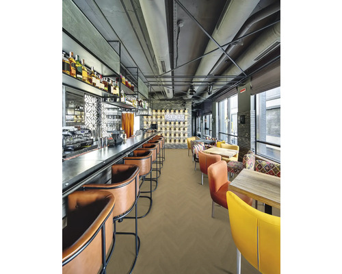 Modernes, helles Restaurant mit Bodenbelag im Fischgrätenmuster, Ledersitzhockern an der Bar und bunten Stühlen an Holztischen.