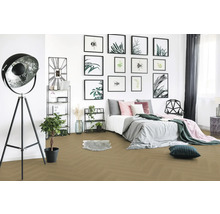 Modernes Schlafzimmer mit hellem Bodenbelag in Eichenoptik und Fischgrätmuster, schwarzer Stativlampe und Wandbildern.