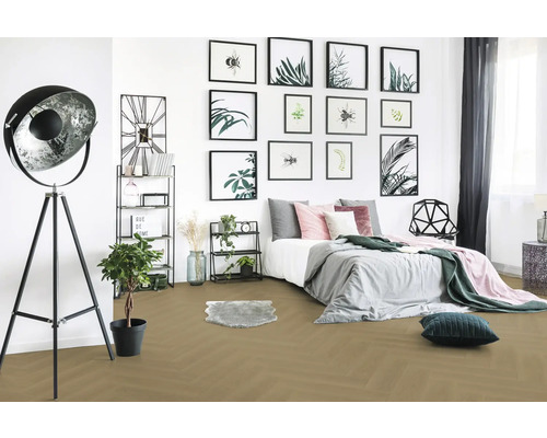 Modernes Schlafzimmer mit hellem Bodenbelag in Eichenoptik und Fischgrätmuster, schwarzer Stativlampe und Wandbildern.