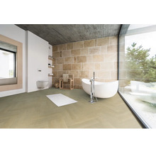 Modernes Badezimmer mit freistehender Badewanne, Bodenbelag im Fischgrätmuster, Natursteinwand und großer Glasfront zum Garten.