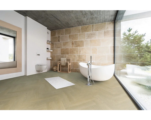 Modernes Badezimmer mit freistehender Badewanne, Bodenbelag im Fischgrätmuster, Natursteinwand und großer Glasfront zum Garten.