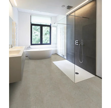 Modernes, helles Badezimmer mit freistehender Badewanne, begehbarer Dusche mit Glaswand, Doppelwaschtisch und hellgrauen Bodenfliesen in Steinoptik.