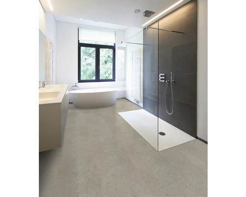 Modernes, helles Badezimmer mit freistehender Badewanne, begehbarer Dusche mit Glaswand, Doppelwaschtisch und hellgrauen Bodenfliesen in Steinoptik.