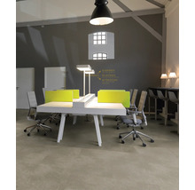 Modernes Büro mit großem weißen Schreibtisch, grünen Sichtschutzwänden, ergonomischen Bürostühlen und Beleuchtung im Industrie-Stil.