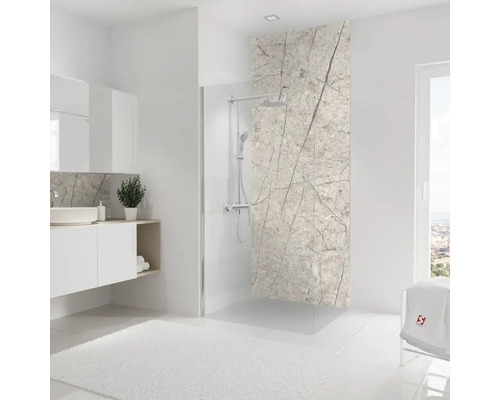 Helles Badezimmer mit Dusche, Waschbecken und Marmorwand