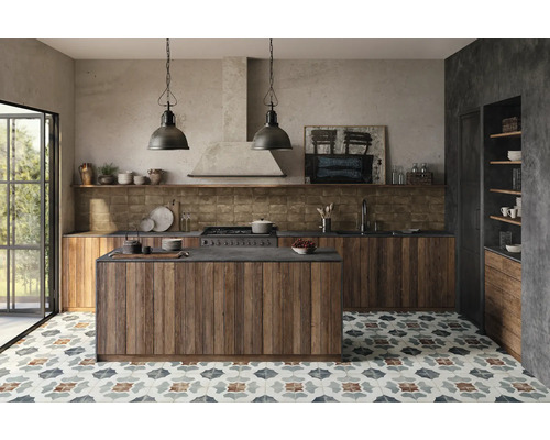 Küche im Landhausstil mit Kücheninsel, Holzschränken und gemusterten Fliesen