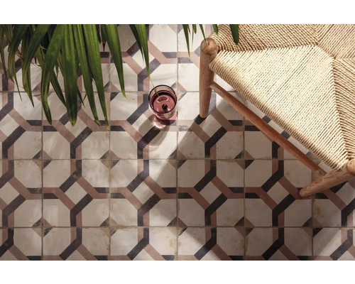 Dekorfliesen mit geometrischem Muster, kombiniert mit Stuhl und Zimmerpflanze für ein stilvolles Raumdesign.