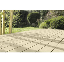 Gartenlandschaft mit Holzterrasse und Bambuspflanzen