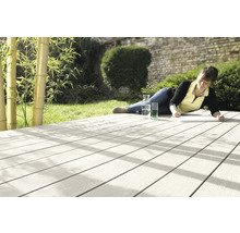 Terrassendielenbereich mit Frau, die auf einer Diele liegt und zeichnet