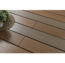 Terrassendielen aus Holz auf einer Terrasse.