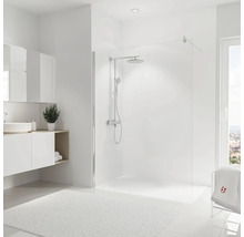Helles Badezimmer mit Dusche, Waschbecken, Spiegel und weichem Teppich