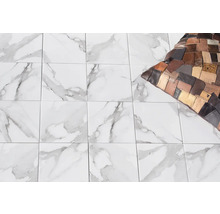 Fliesen mit Marmoroptik auf dem Boden, ergänzt durch ein dekoratives Kissen