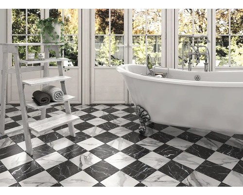 Helles Badezimmer mit freistehender Badewanne und Schachbrettfliesen