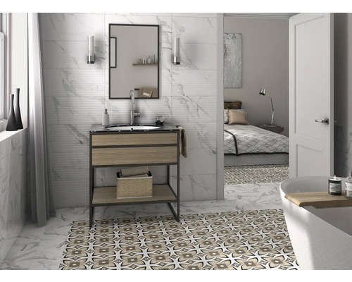 Helles Badezimmer mit Waschtisch, Spiegel und floral gemusterten Bodenfliesen.