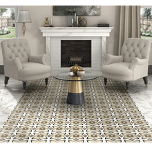 Wohnzimmer mit zwei Sesseln, einem Couchtisch und einem Boden mit gemusterten Fliesen.