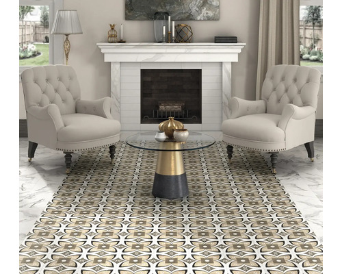 Wohnzimmer mit zwei Sesseln, einem Couchtisch und einem Boden mit gemusterten Fliesen.